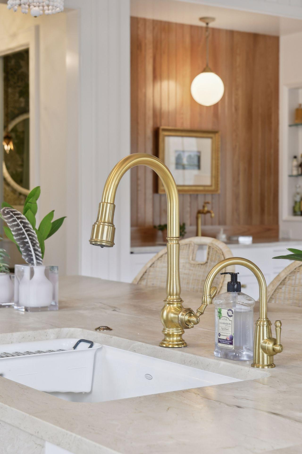 details! adjacent bar in living/dining area