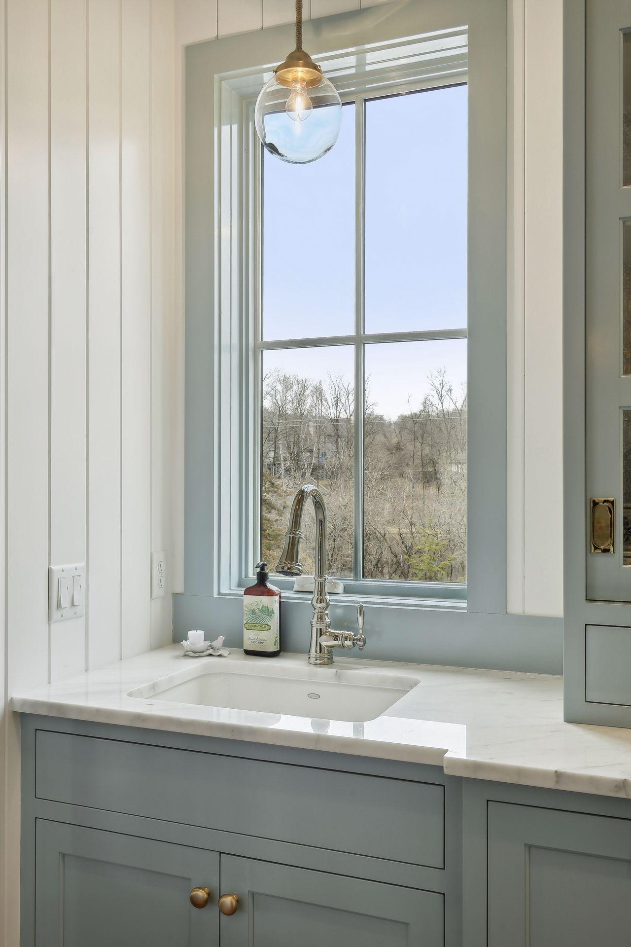 additional sink, light and bright space
