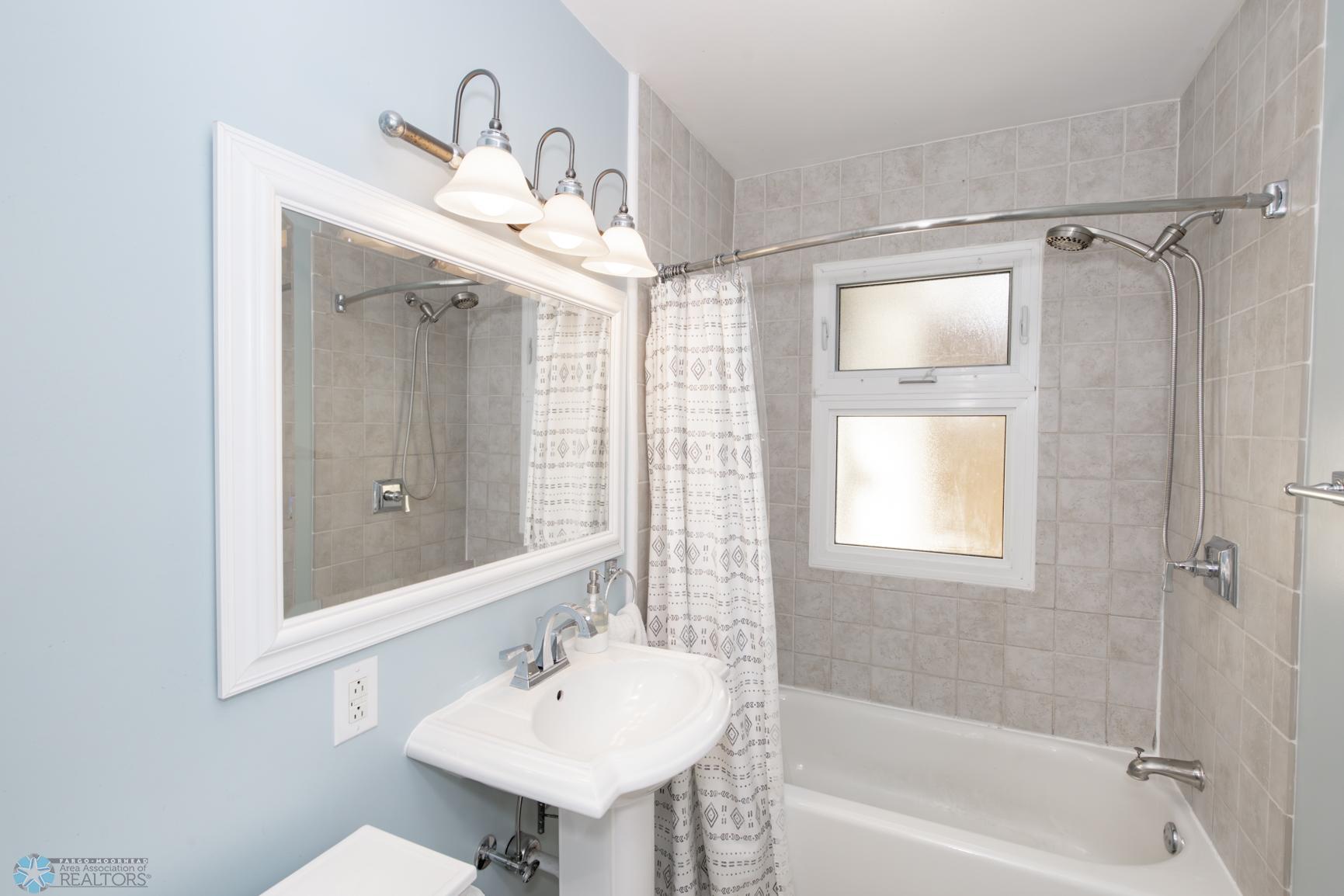 Bathroom 1 - Full