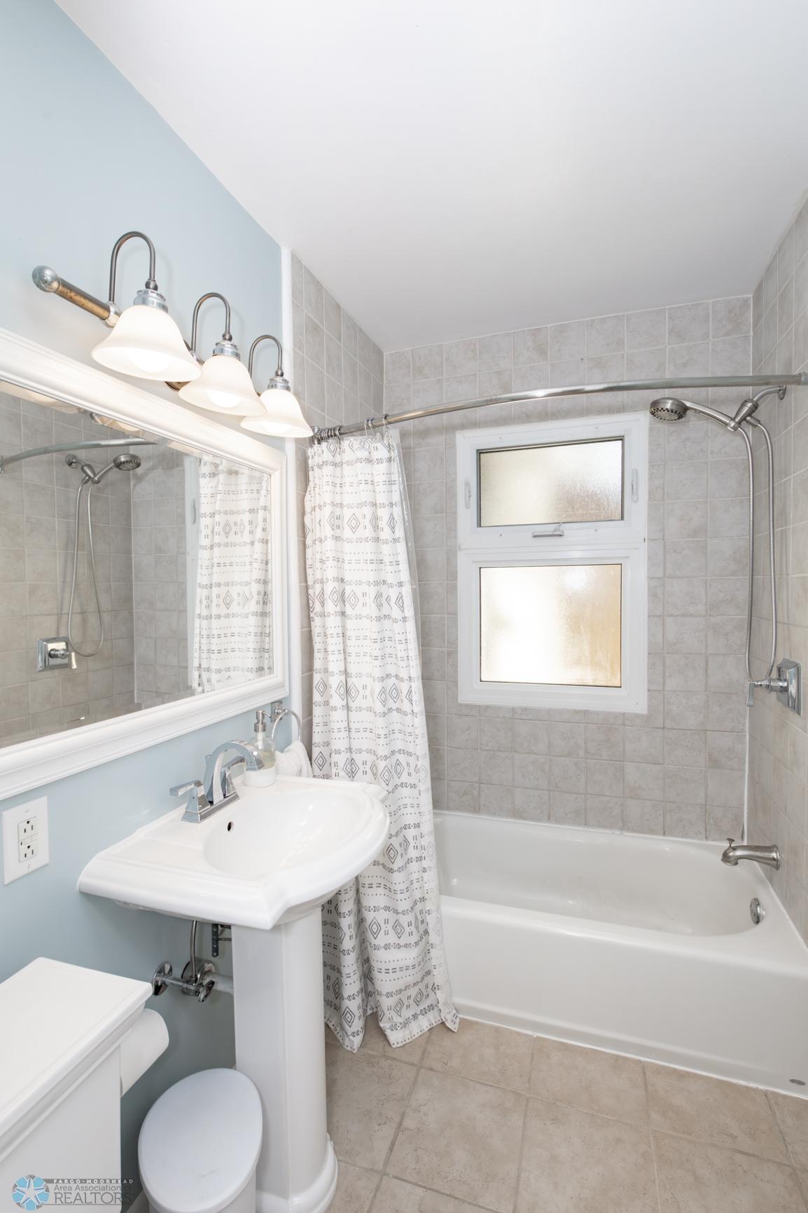 Bathroom 1 - Full