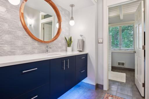 Remodeled Hall Bath - serving guest bed 1 & 2
