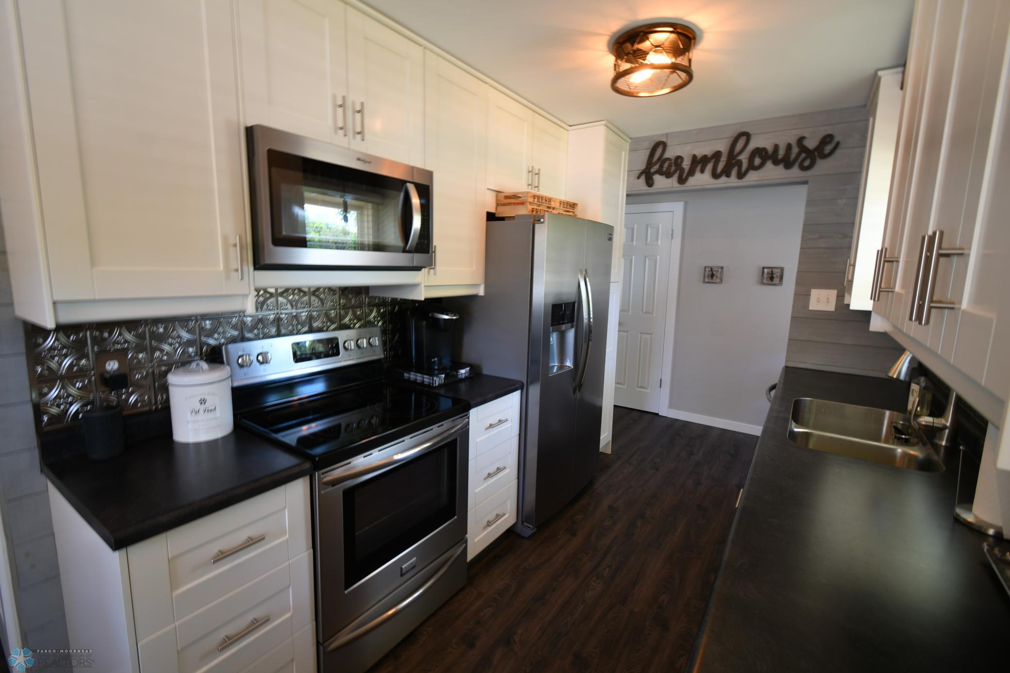 3 Kitchen .JPG