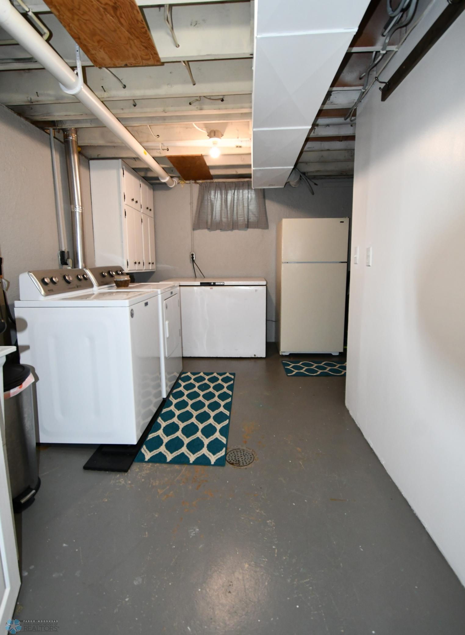 18 Bsmt Laundry.JPG