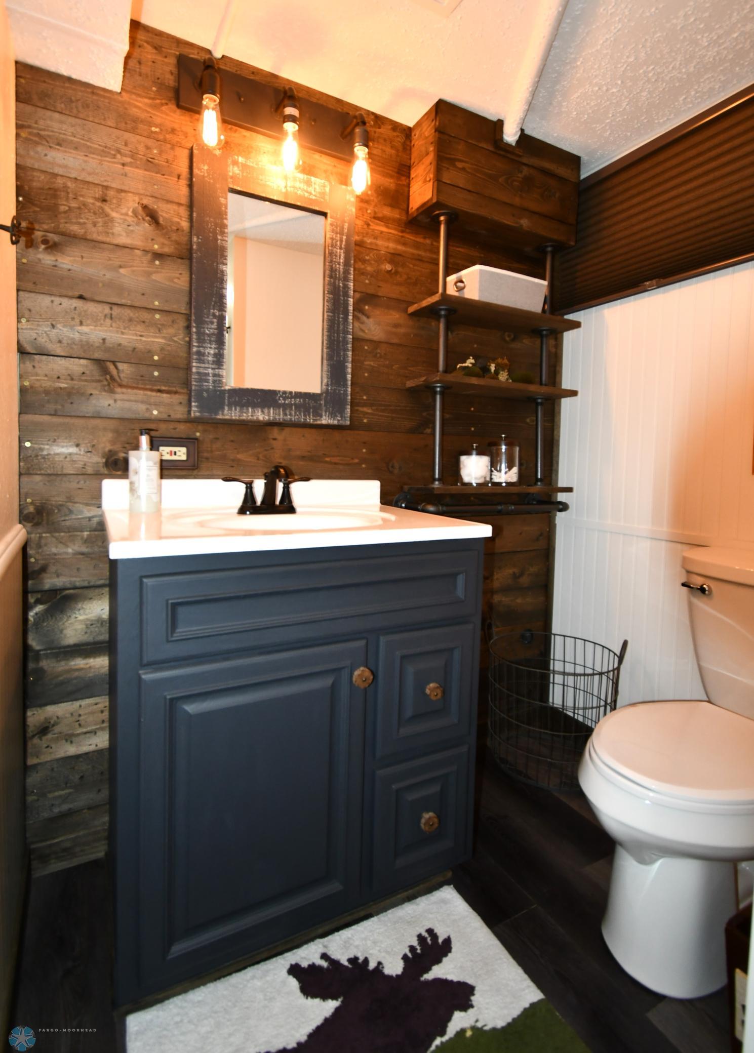 17 Bsmt Bath Rm.JPG