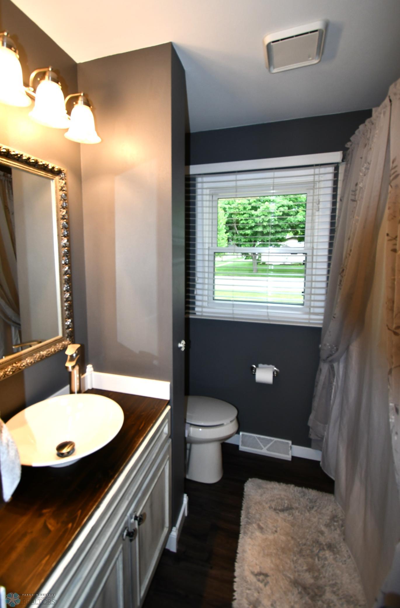 10 Upstairs Full Bath.JPG