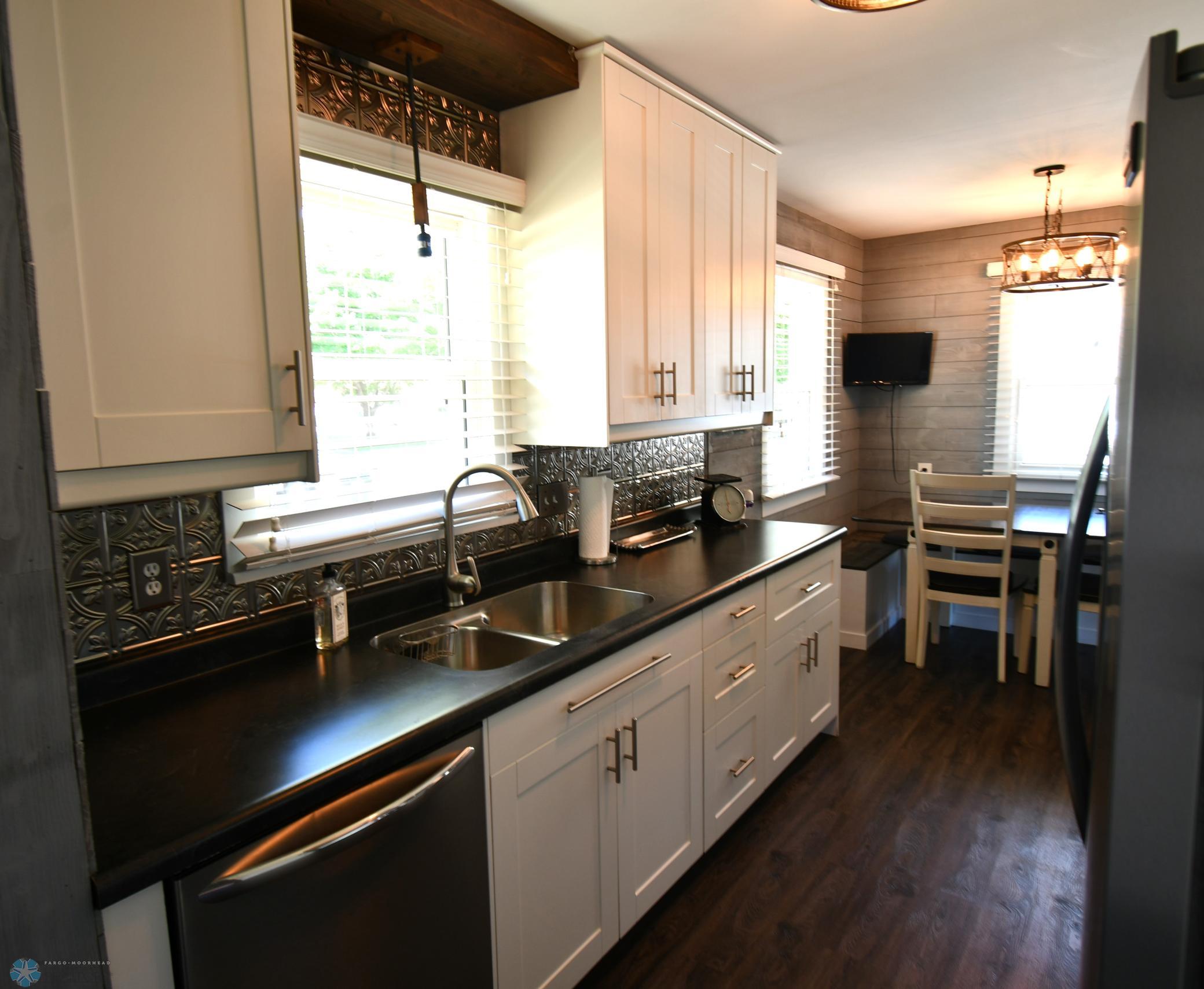 4 Kitchen.JPG