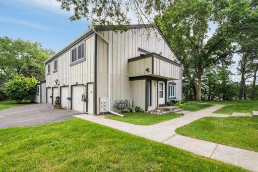 4796 Grenwich Way N, Oakdale, MN 55128
