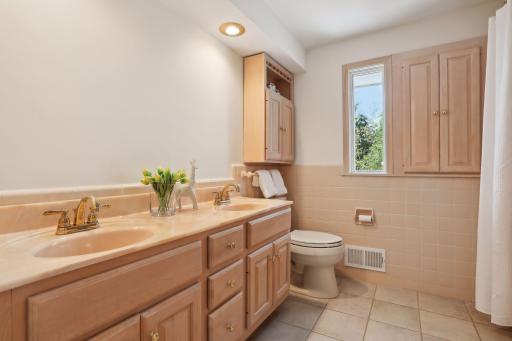 5637 Interlachen Circle, Minneapolis, MN 55436