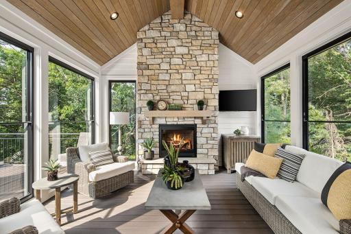 Using high-end finishes including maintenance-free decking, Scenix screens, high-quality audio sound systems and smart home features, Wooddale delivers only the best.