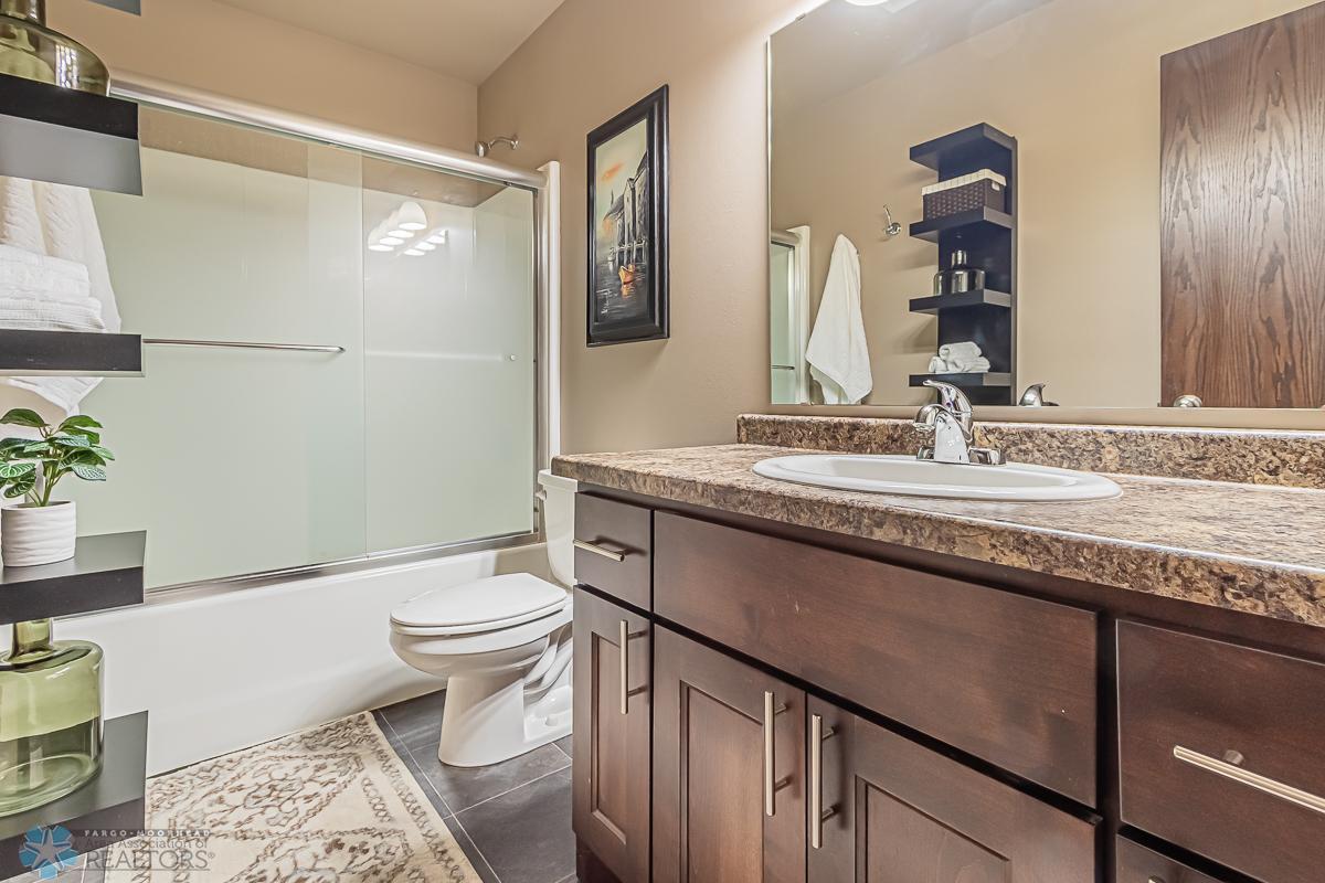 Upper_Bathroom_1.jpg