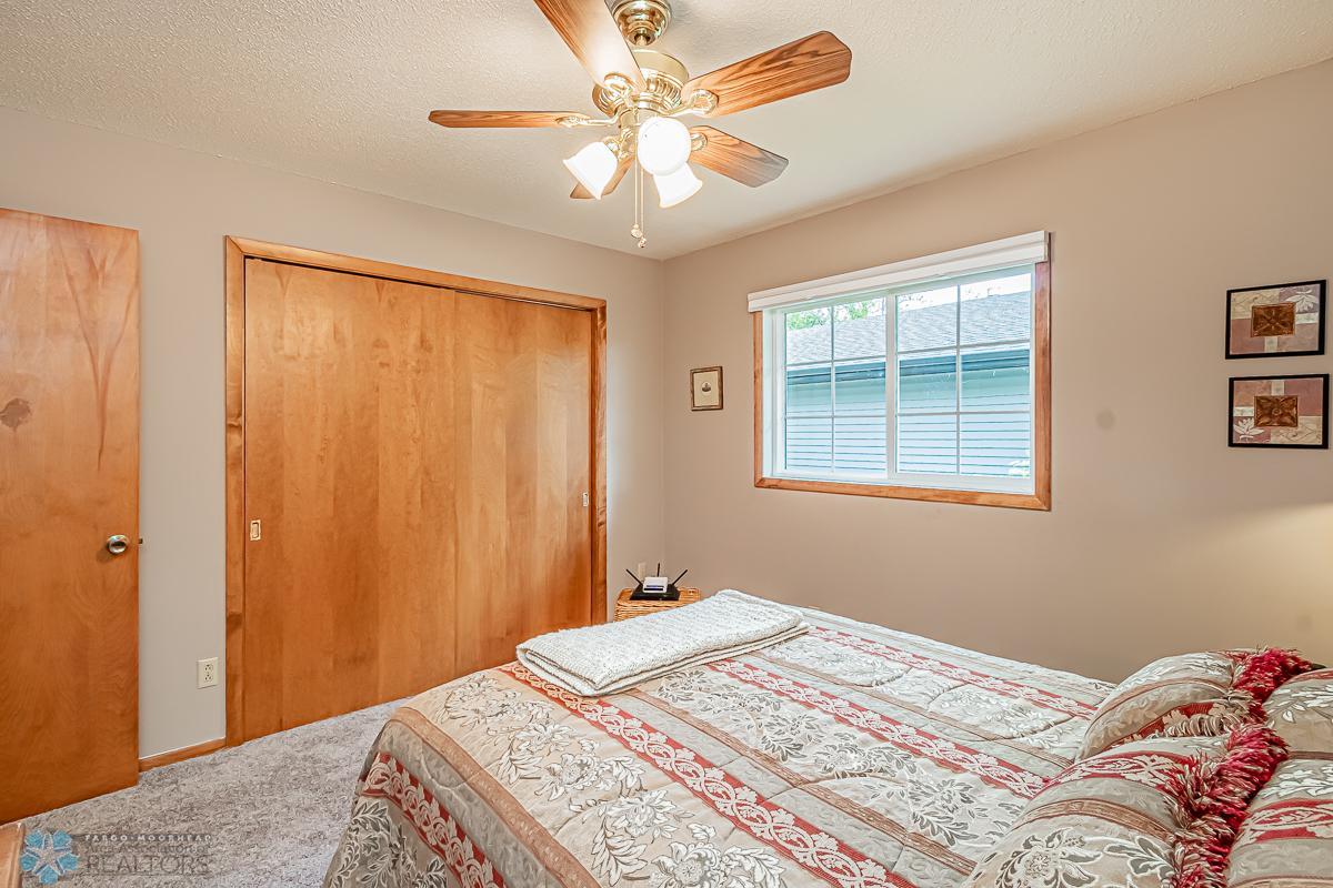 2302 19 1_2 St S, Moorhead, MN 56560-14.jpg