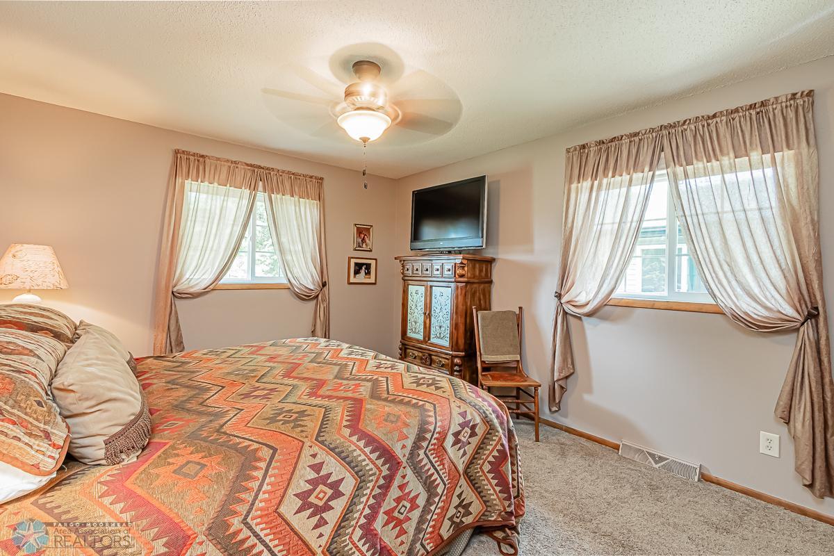 2302 19 1_2 St S, Moorhead, MN 56560-15.jpg