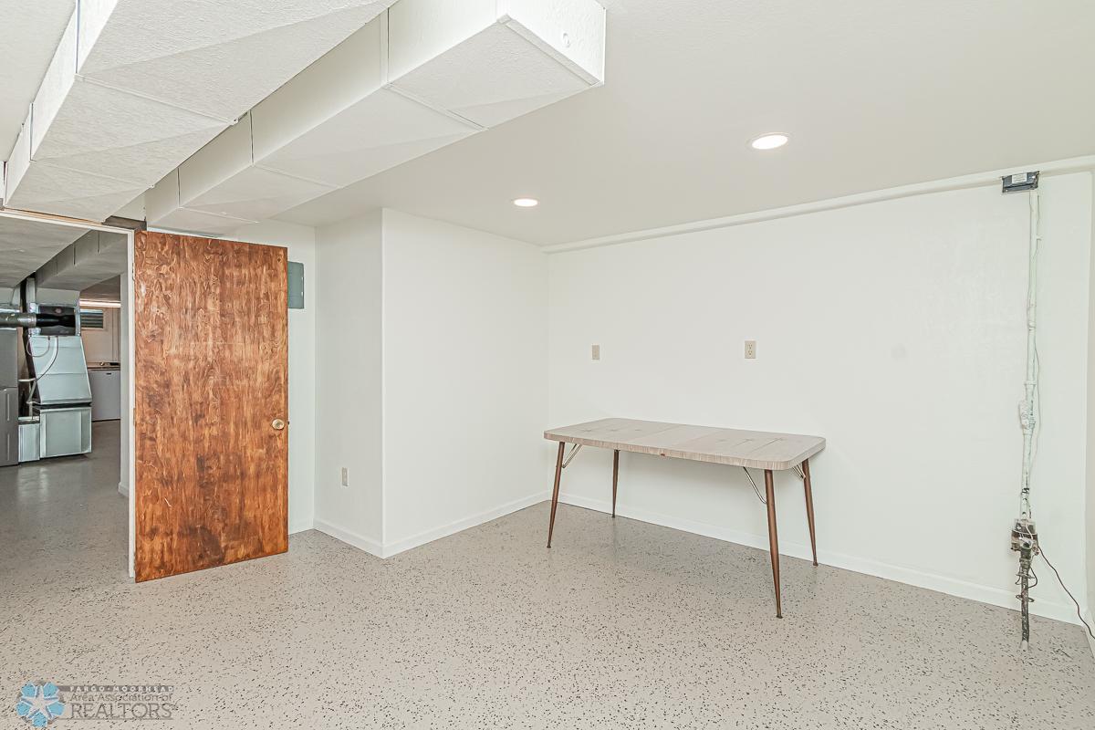 2302 19 1_2 St S, Moorhead, MN 56560-08.jpg