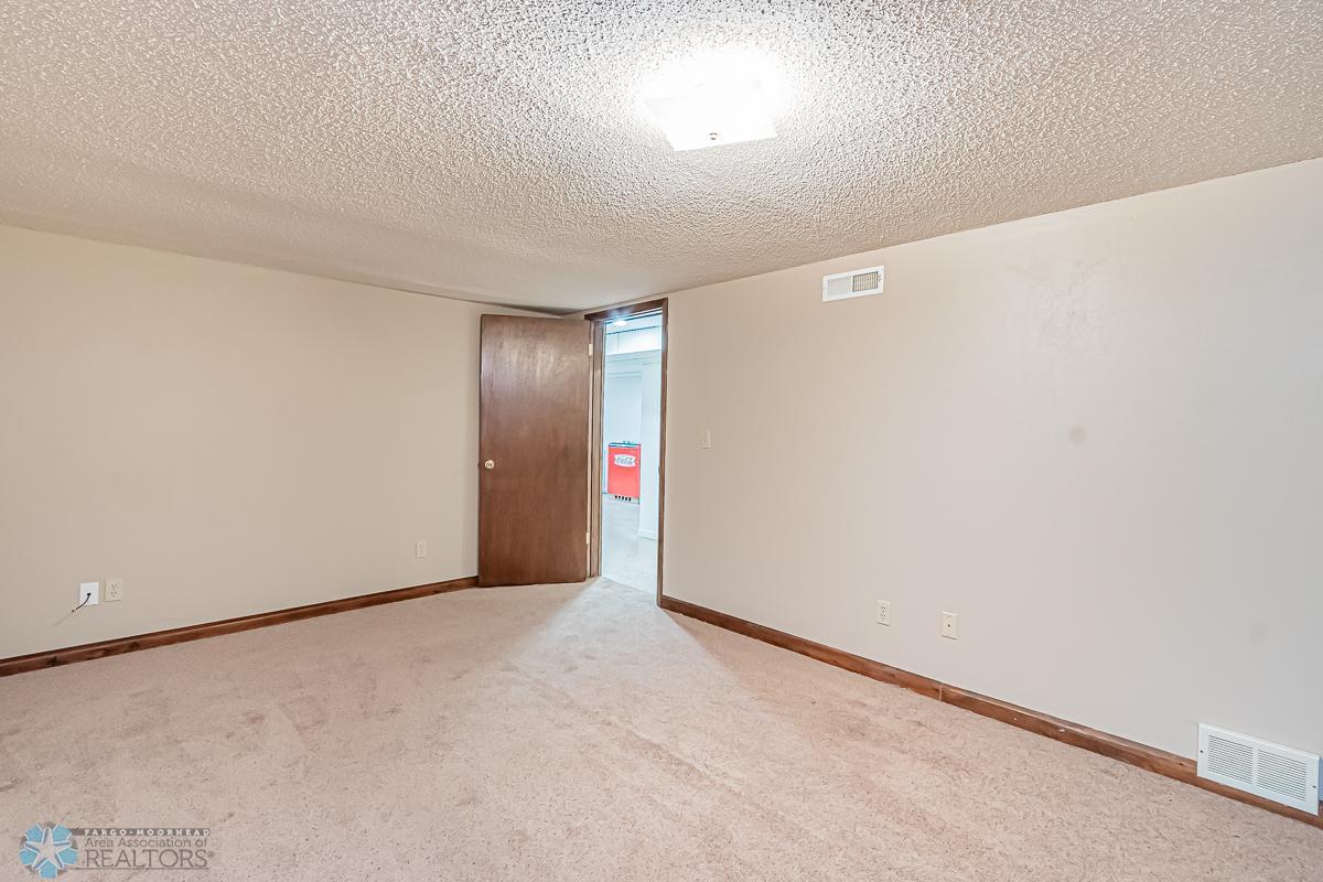 2302 19 1_2 St S, Moorhead, MN 56560-06.jpg