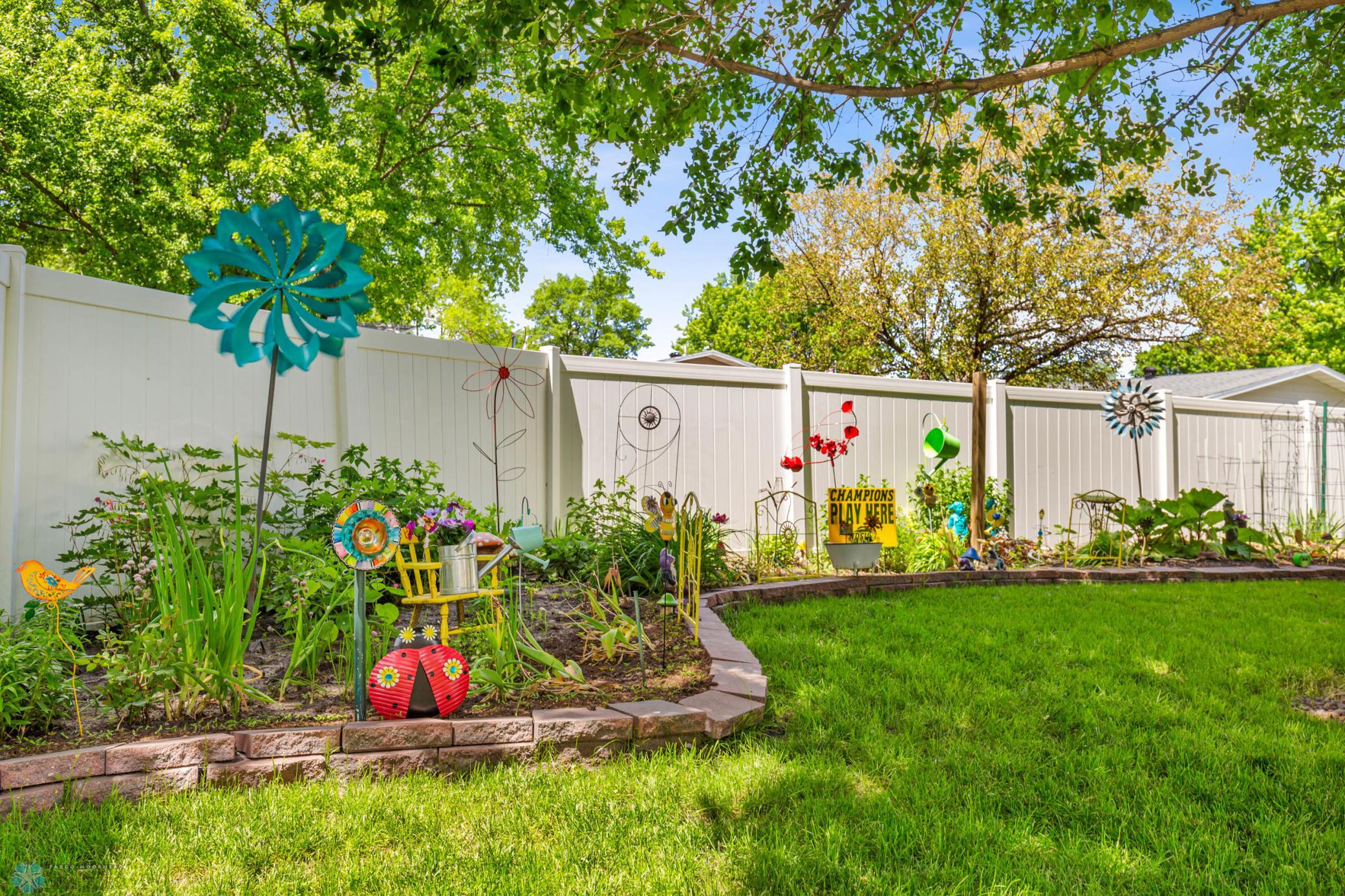 Flower garden/Vinyle fence