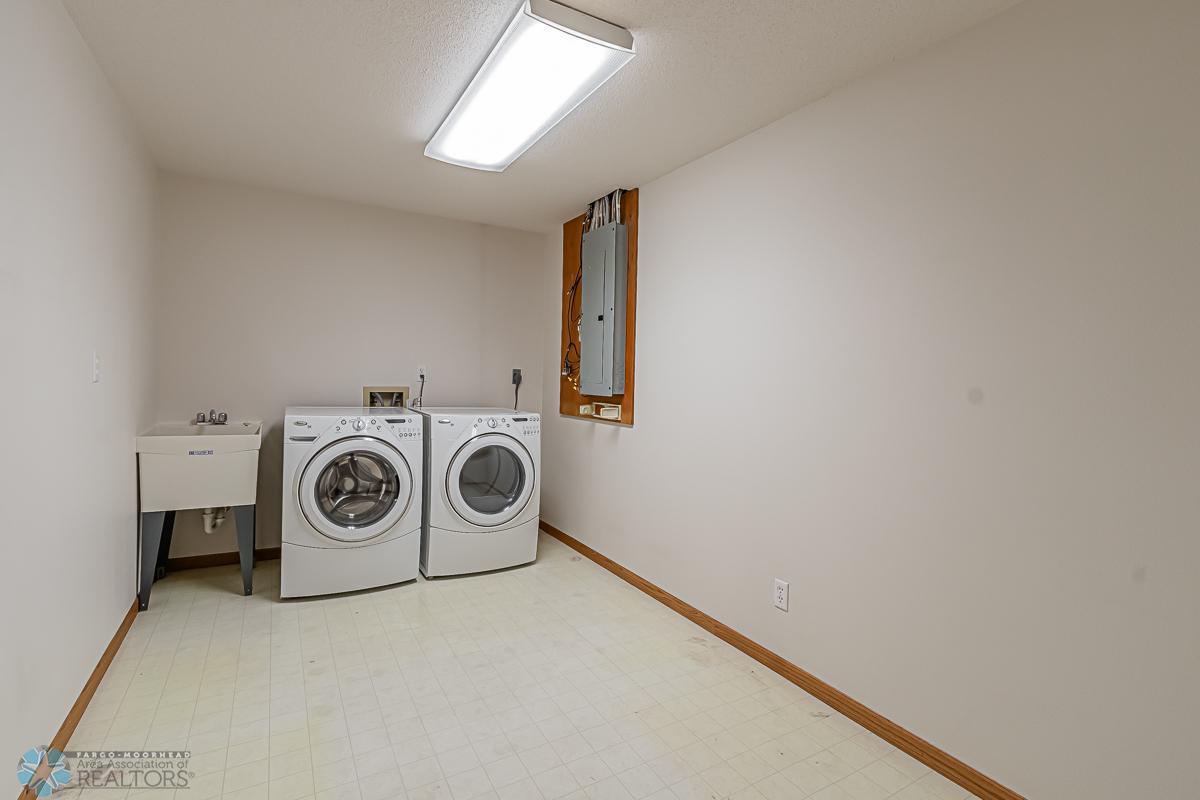 3115 37 1_2 Ave S, Fargo, ND-32.jpg