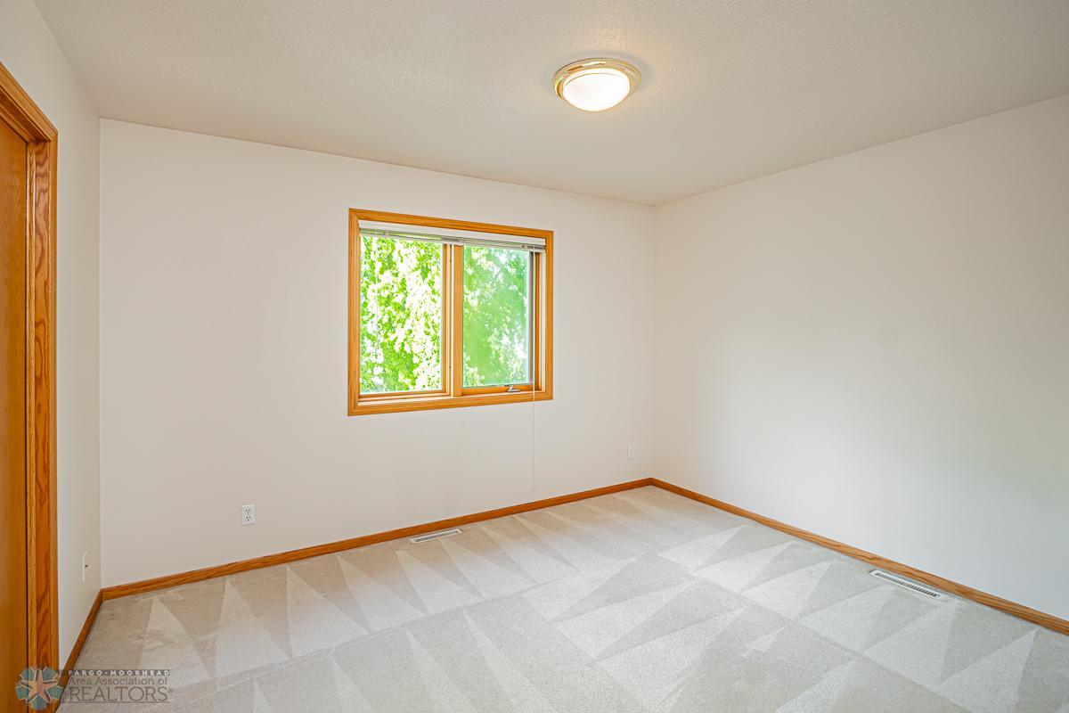3115 37 1_2 Ave S, Fargo, ND-34-35.jpg