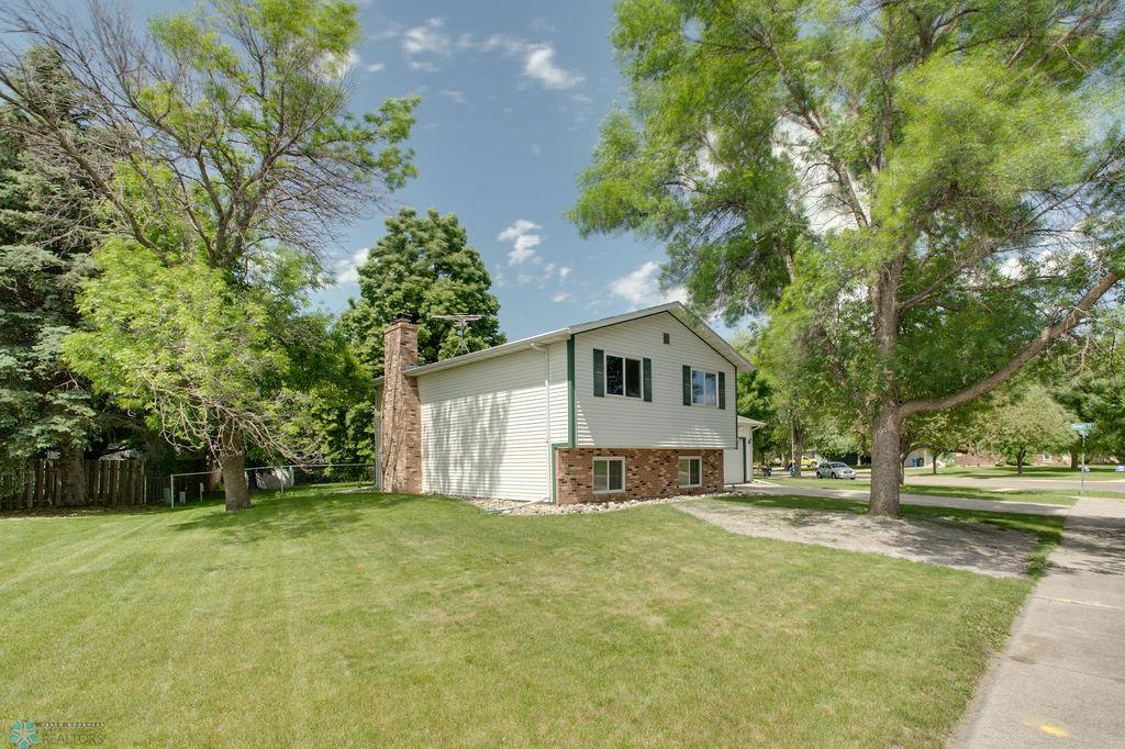 Welcome to 3719 River Dr.