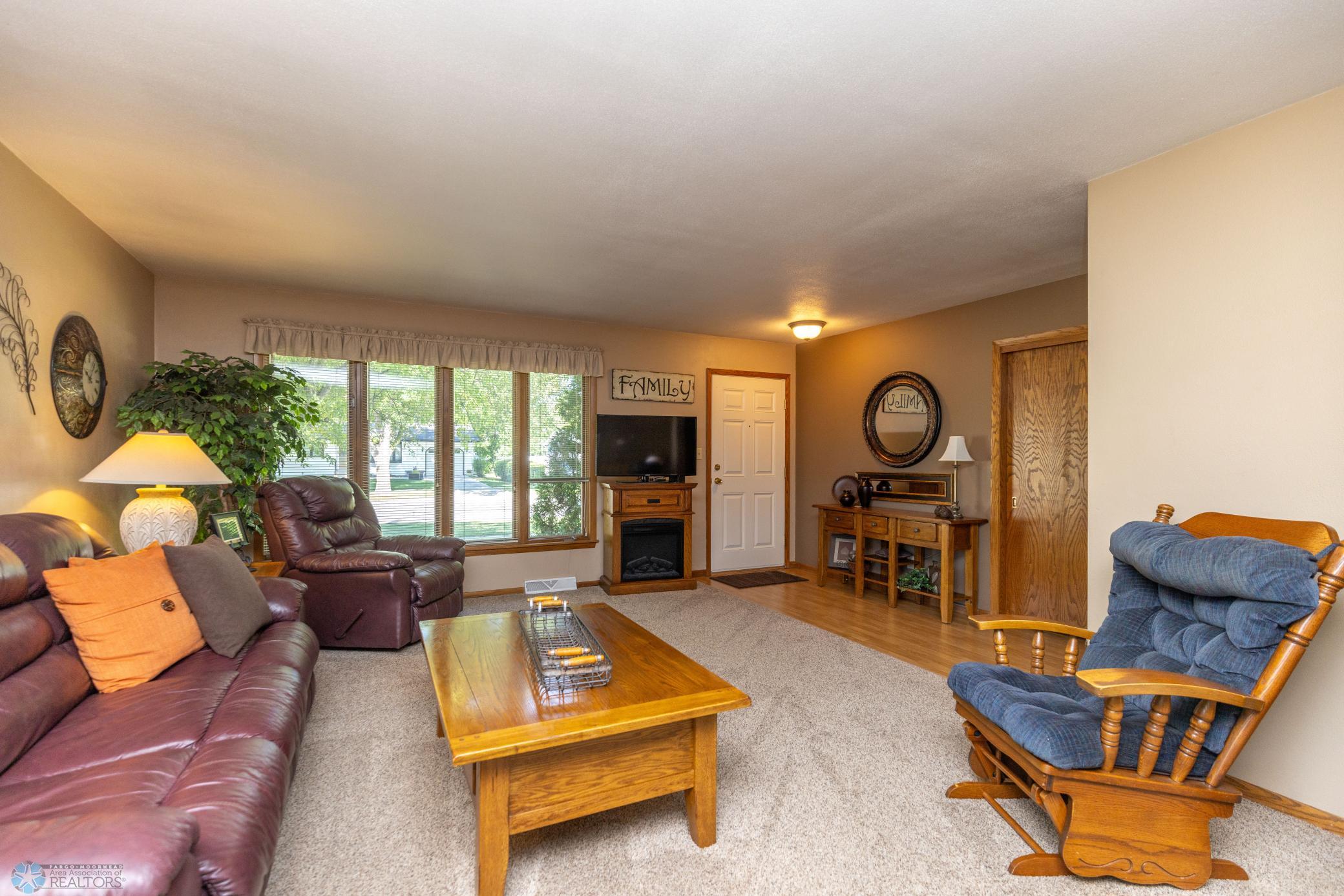 426 Oakway Moorhead-13.jpg