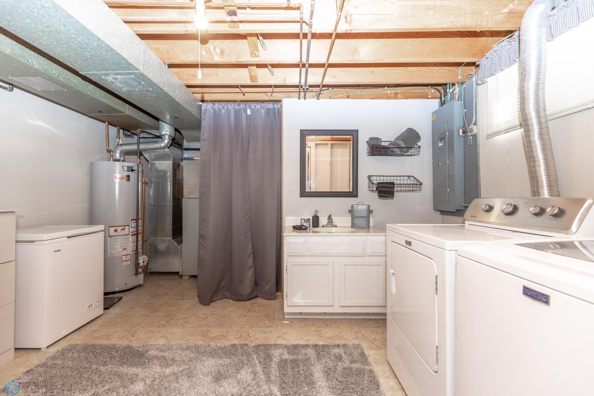 426 Oakway Moorhead-31.jpg