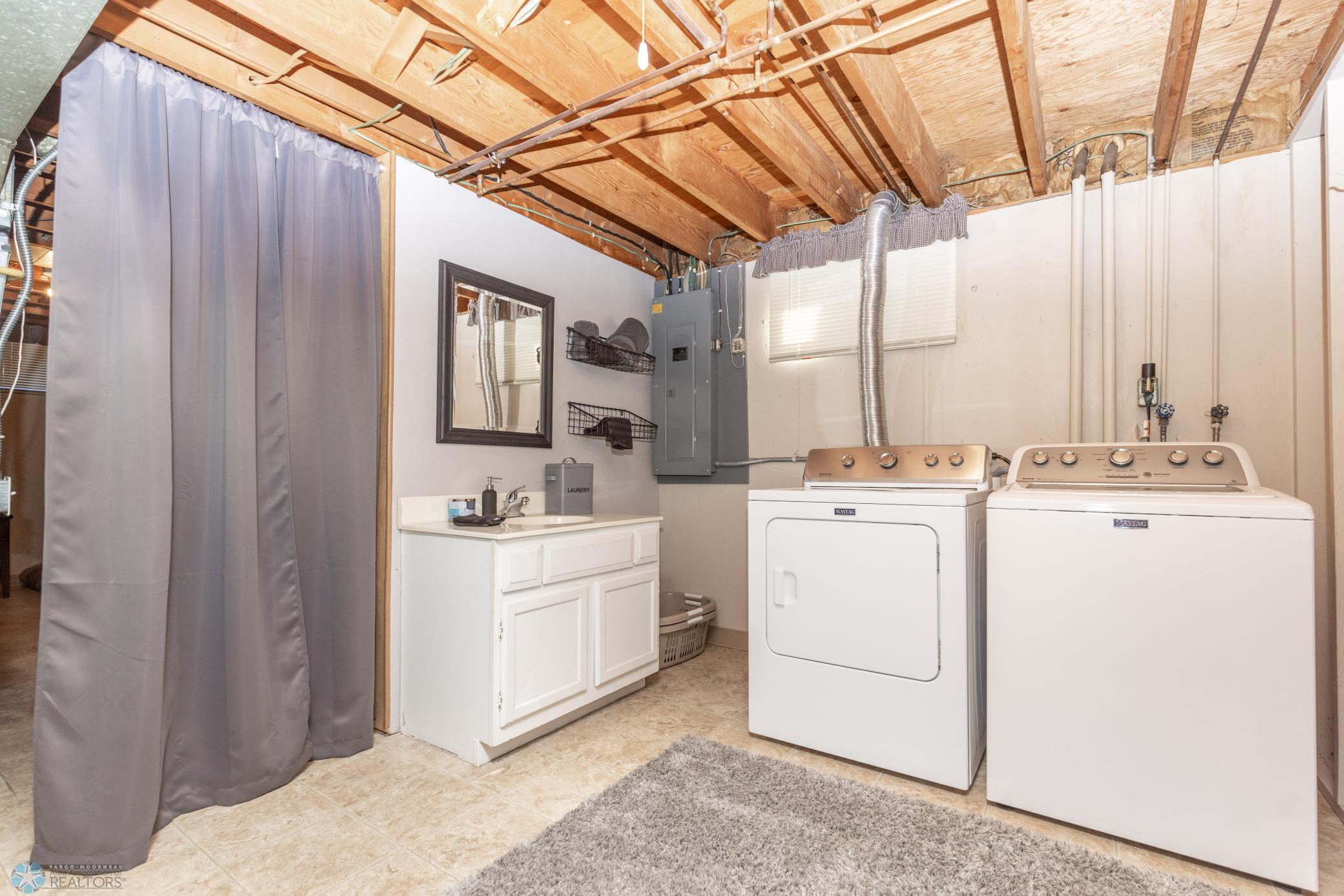 426 Oakway Moorhead-32.jpg
