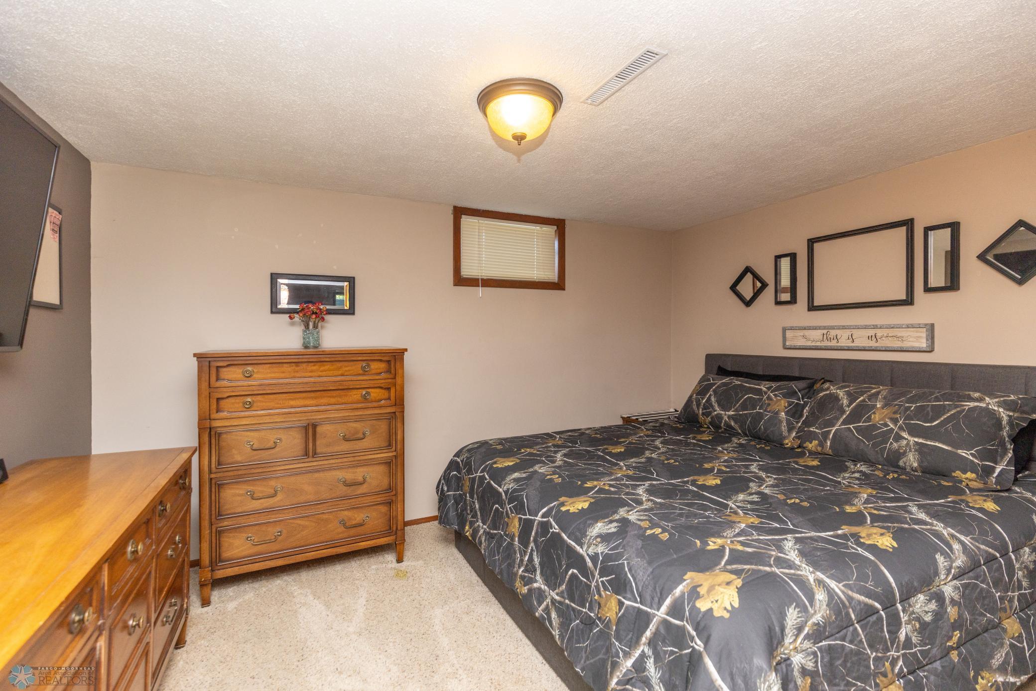 426 Oakway Moorhead-27.jpg