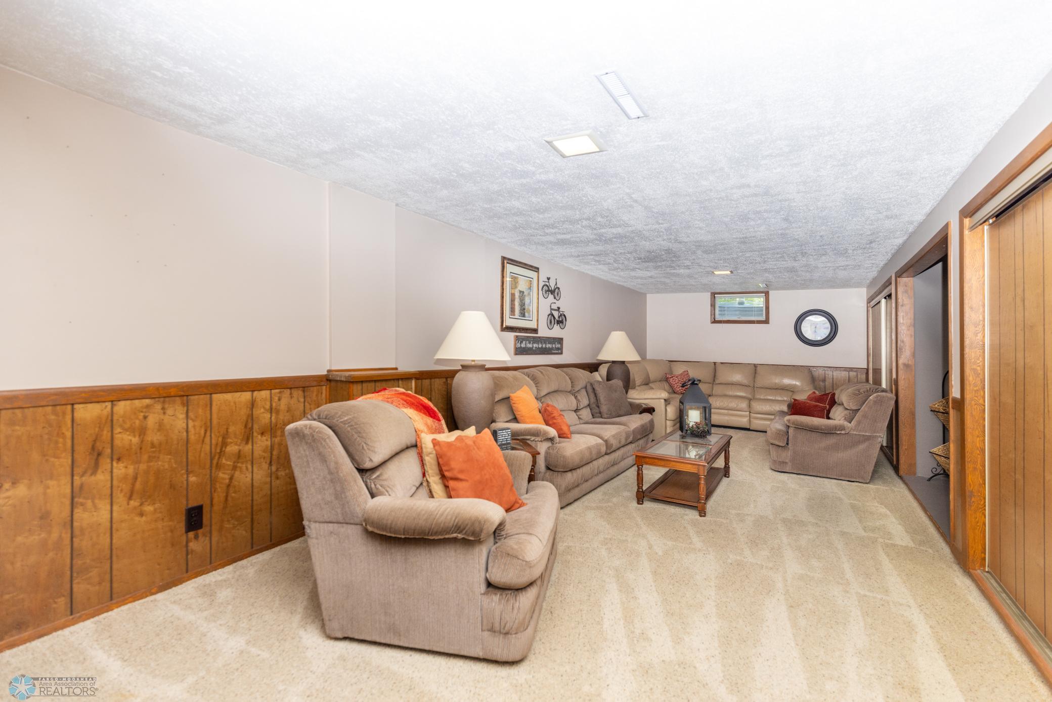 426 Oakway Moorhead-28.jpg