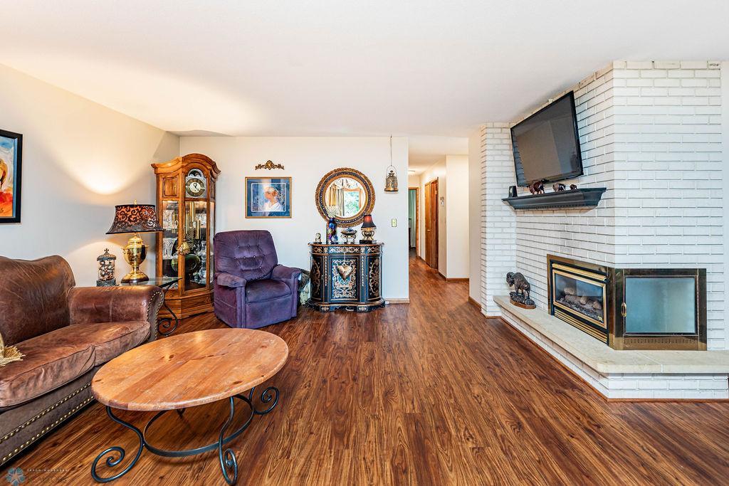 Living Room w Gas FP