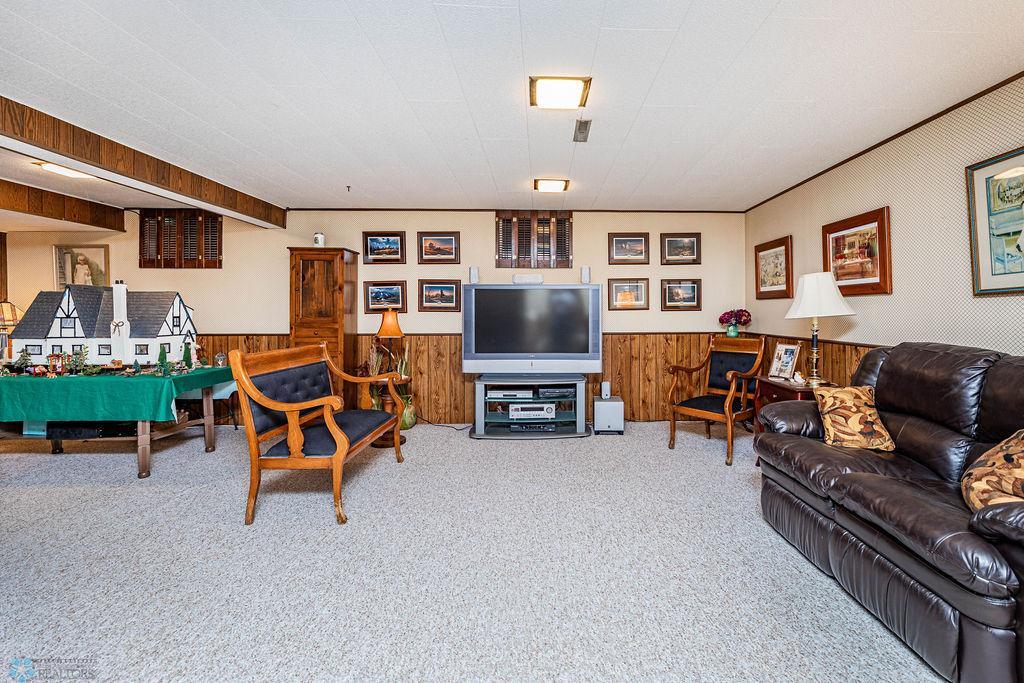 Large Family Rm in Basement
