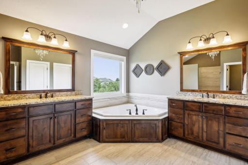 15 Monarch Lane, North Oaks, MN 55127