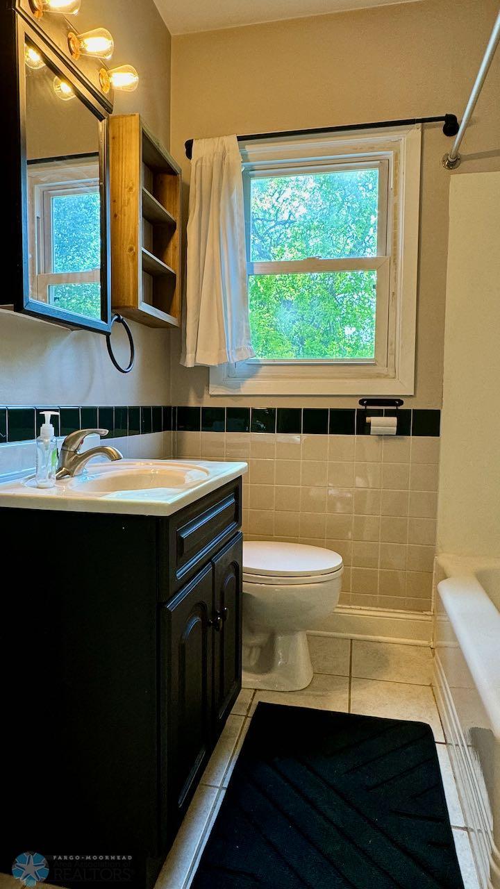 (14) Full Bath on Main.jpeg
