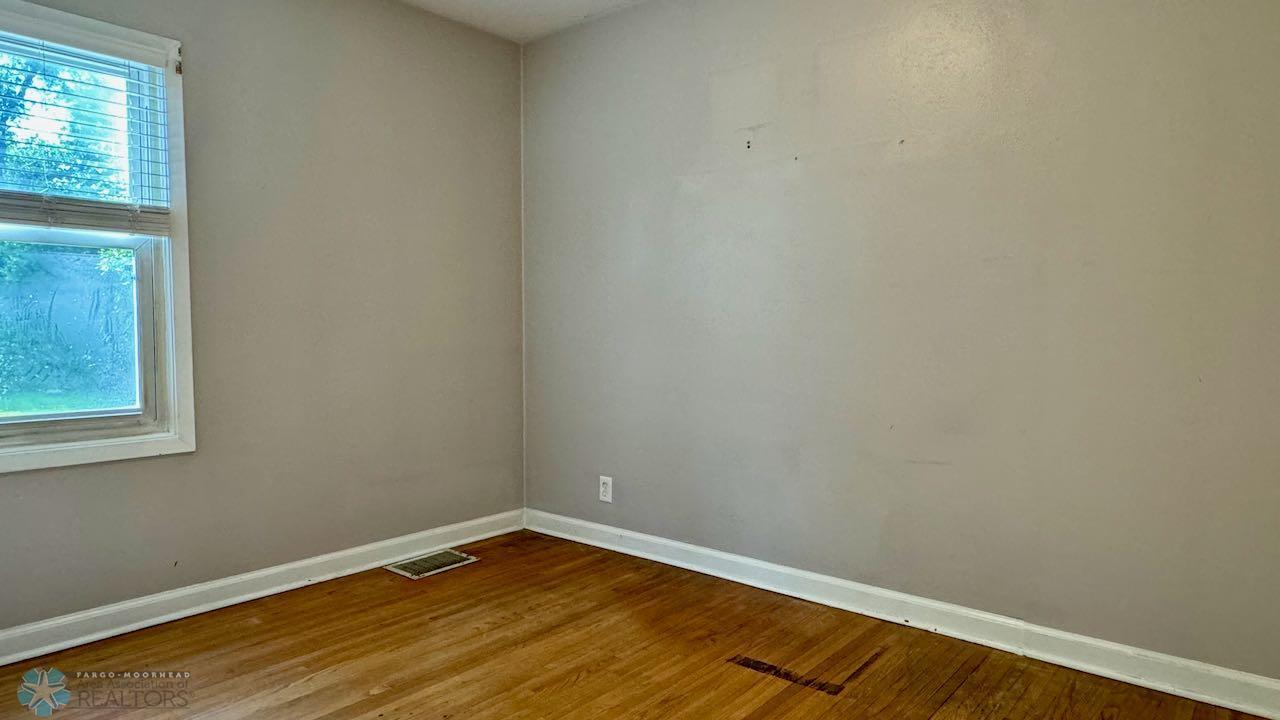 (18) Bedroom 2.jpeg