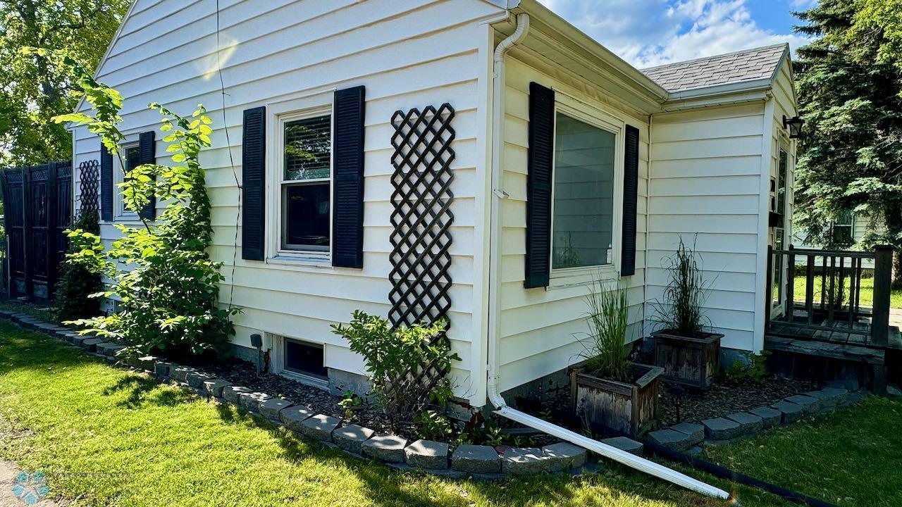 (4) Side Landscaping.jpeg