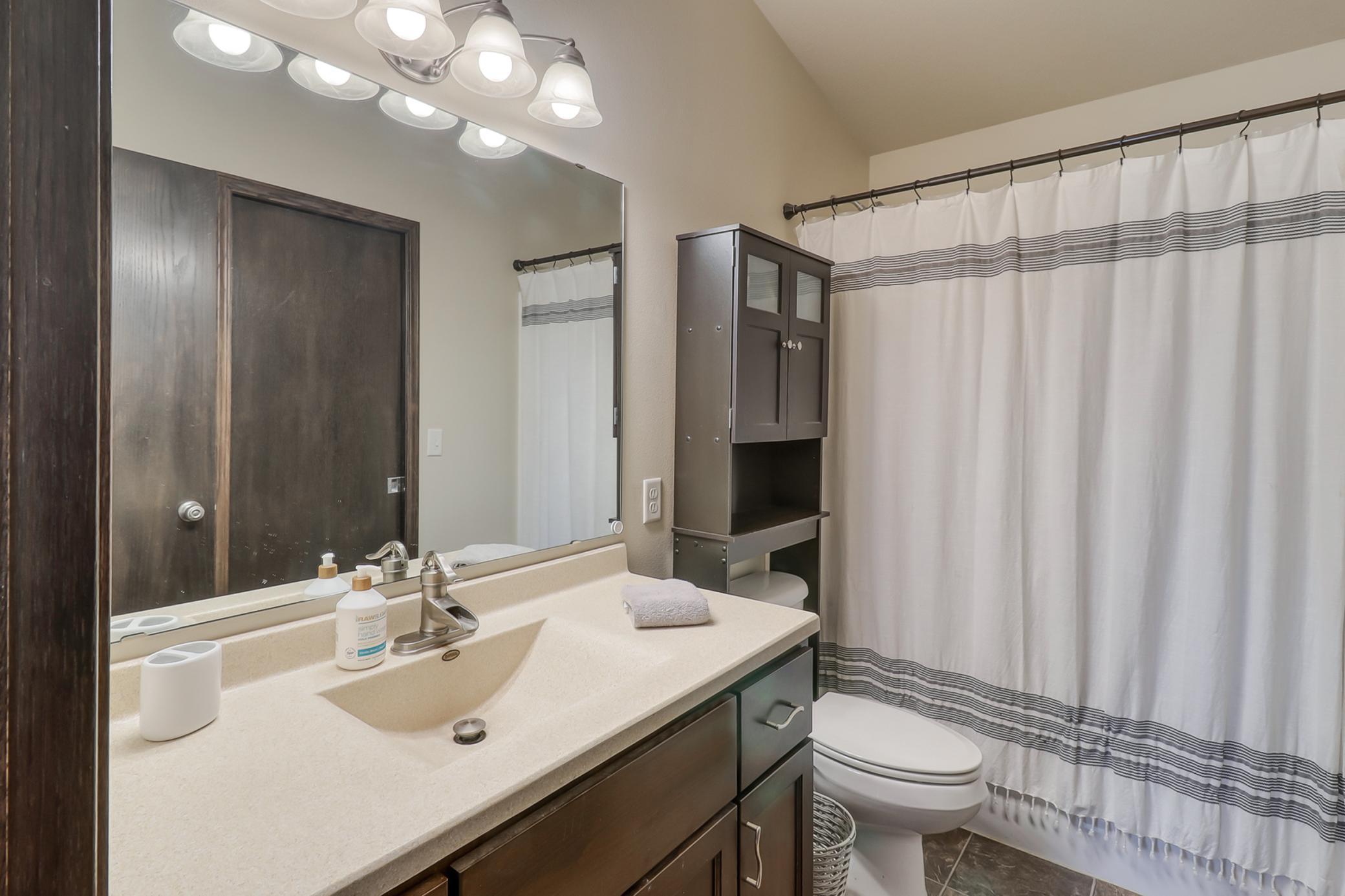 Bathroom1_1.jpg
