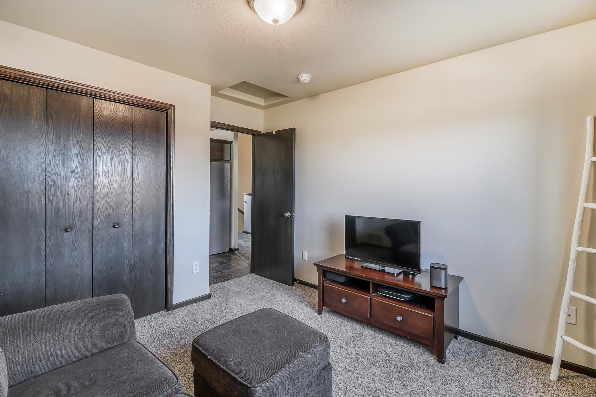 Bedroom1_2.jpg