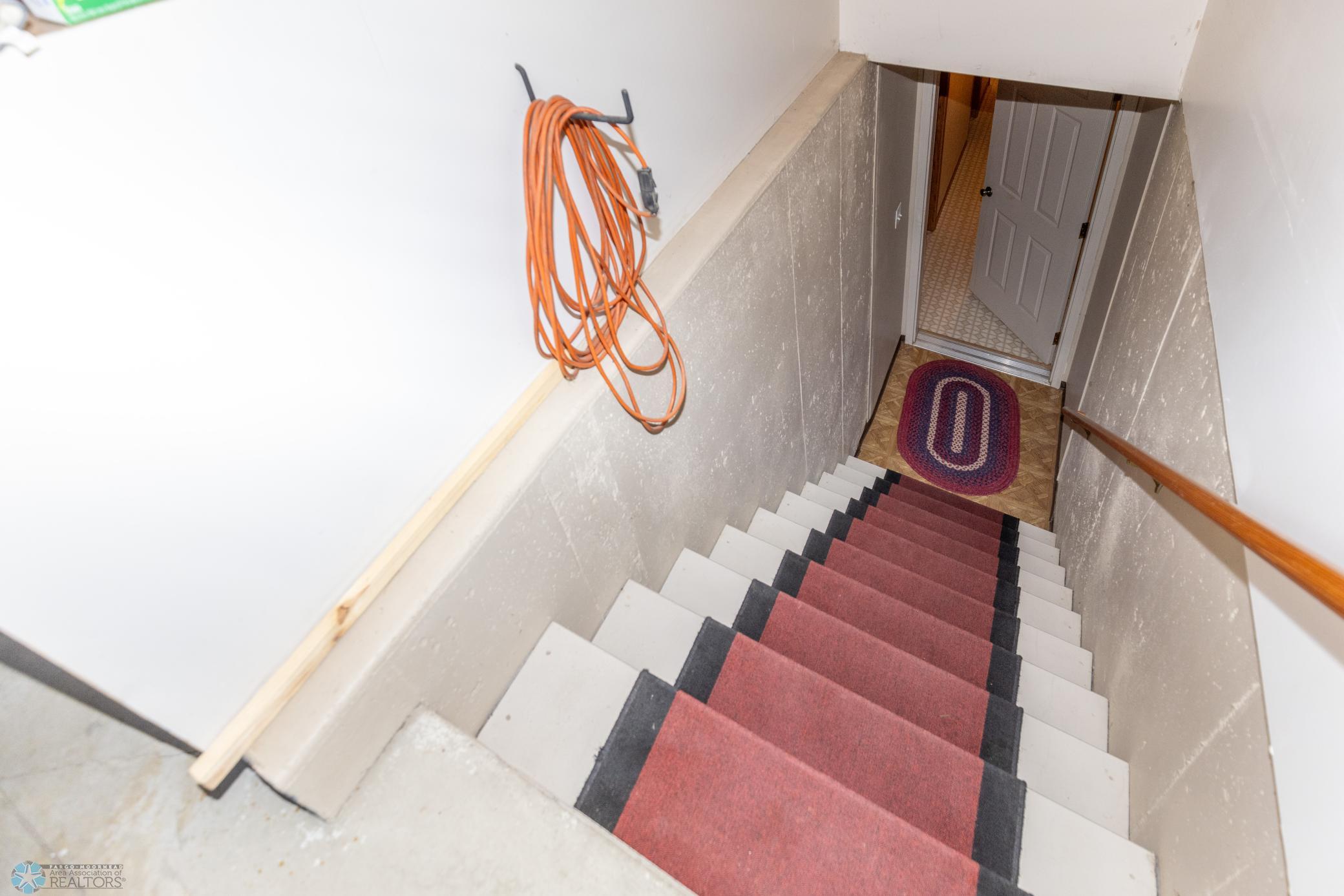 bsmnt stairs to garage
