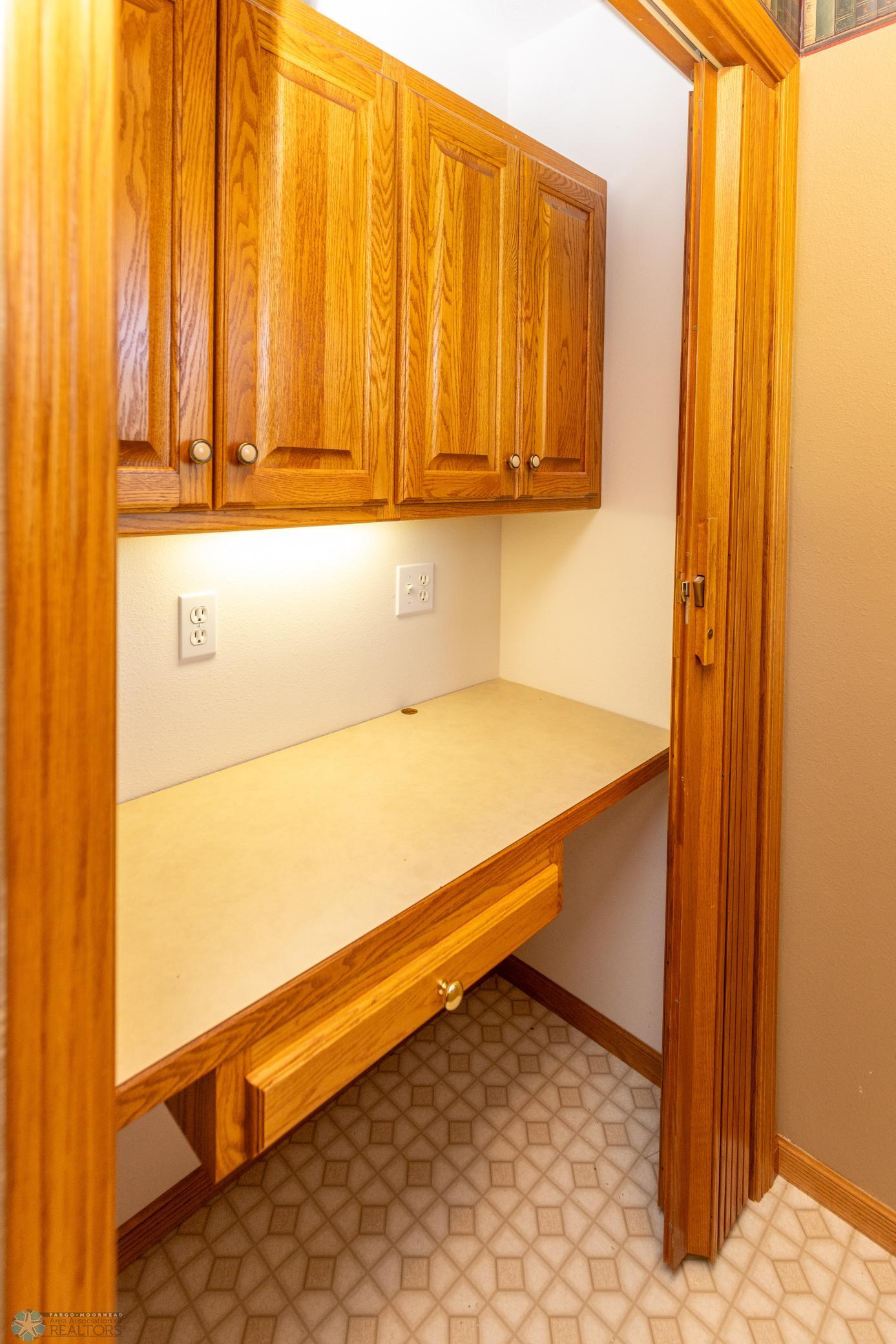 desk area in office/bdrm