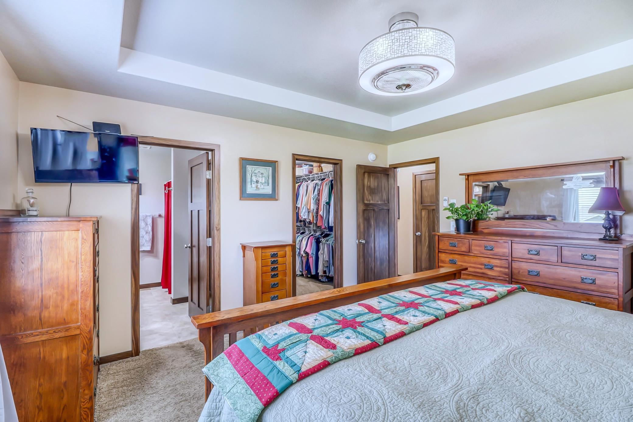 Primary Bedroom w/walk-in closet