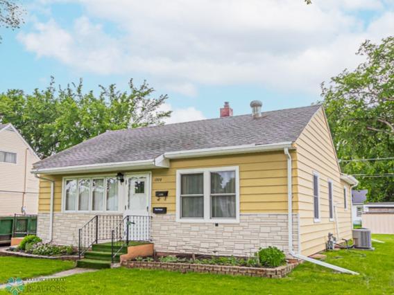 Property photo for 1009 18th Street S, Fargo, ND 58103