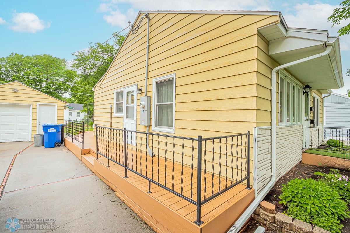 Maint-free Deck along side of home