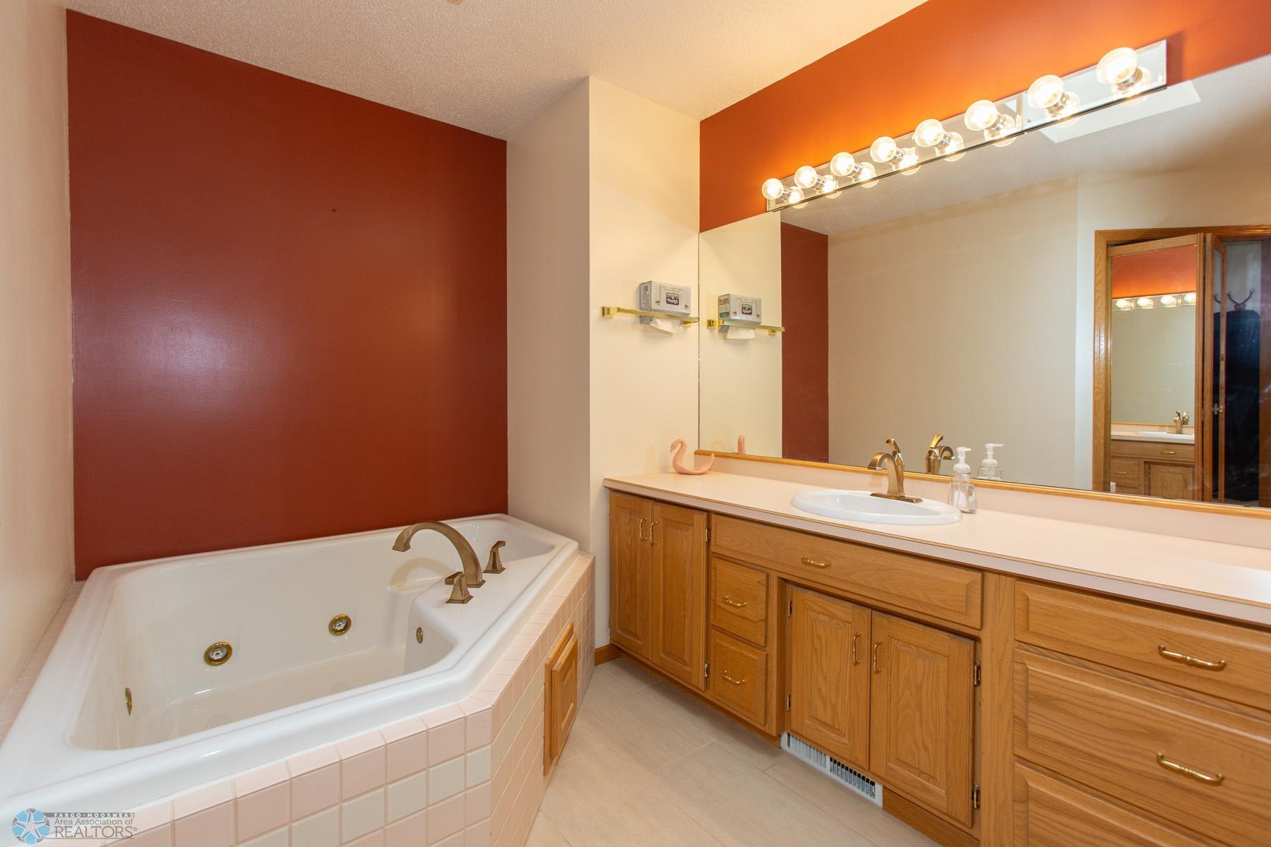 En Suite Bath w/Jetted Tub