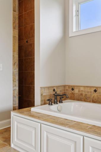 2928 Jonquil Trail N, Lake Elmo, MN 55042