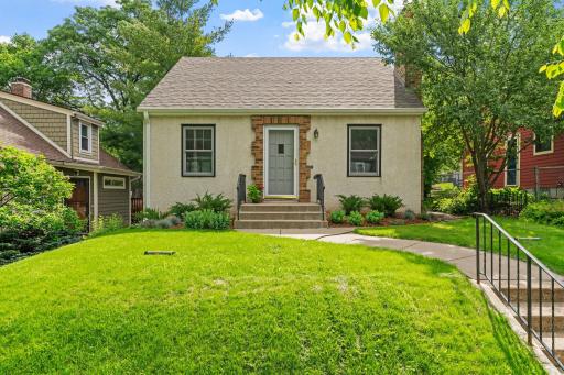 21 Queen Avenue S, Minneapolis, MN 55405