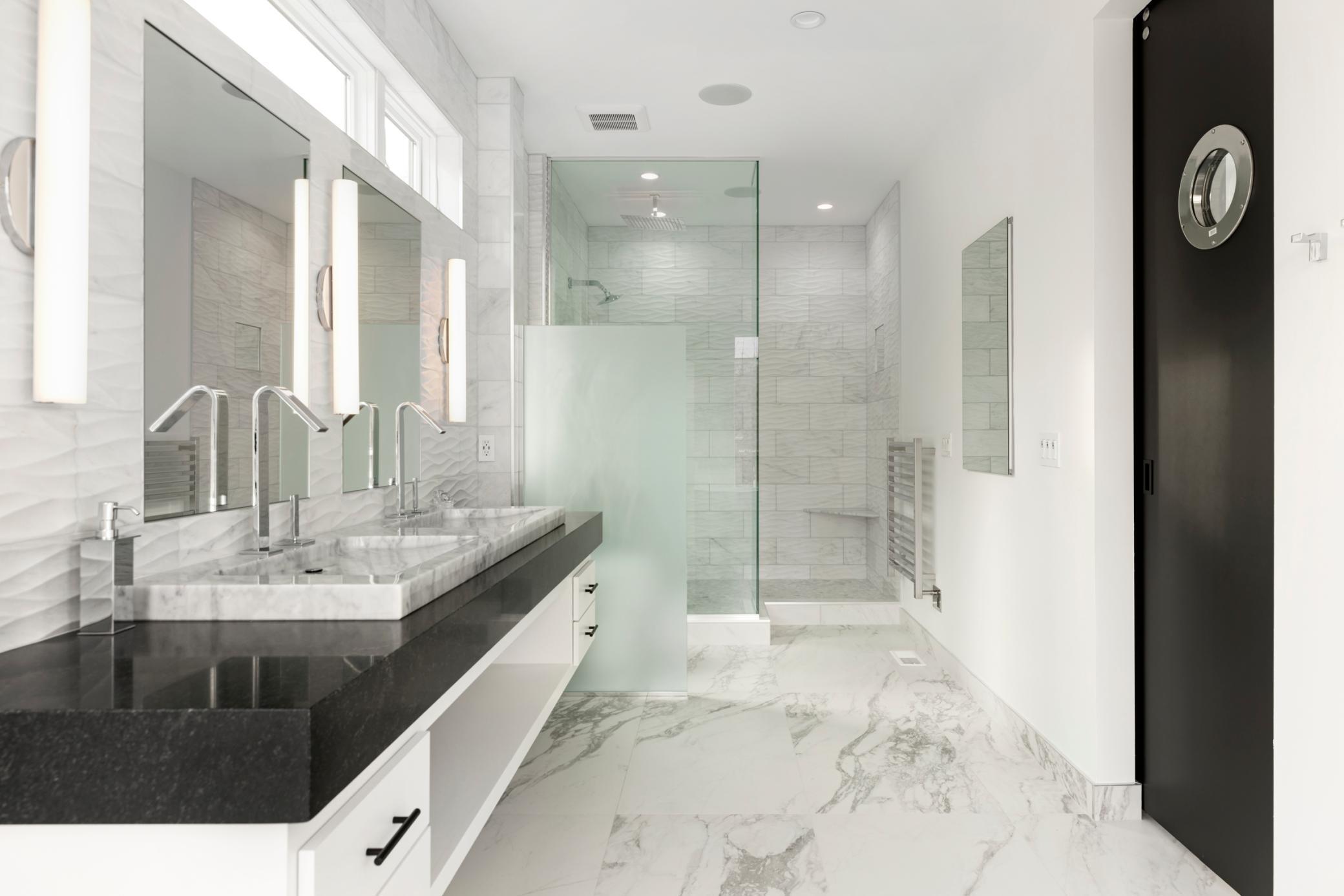 Enjoy the rain shower with jets and shower speakers for your best jam sessions.