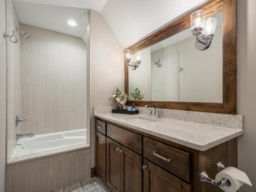 11480 Stoneridge Cir Dayton MN 55327 USA-064-051-Guest Bathroom-MLS_Size.jpg