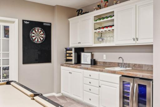 Whether you’re a connoisseur of fine wines, a lover of craft beer, or a cocktail enthusiast, this well-appointed wet bar provides everything you need to showcase your bartending skills.