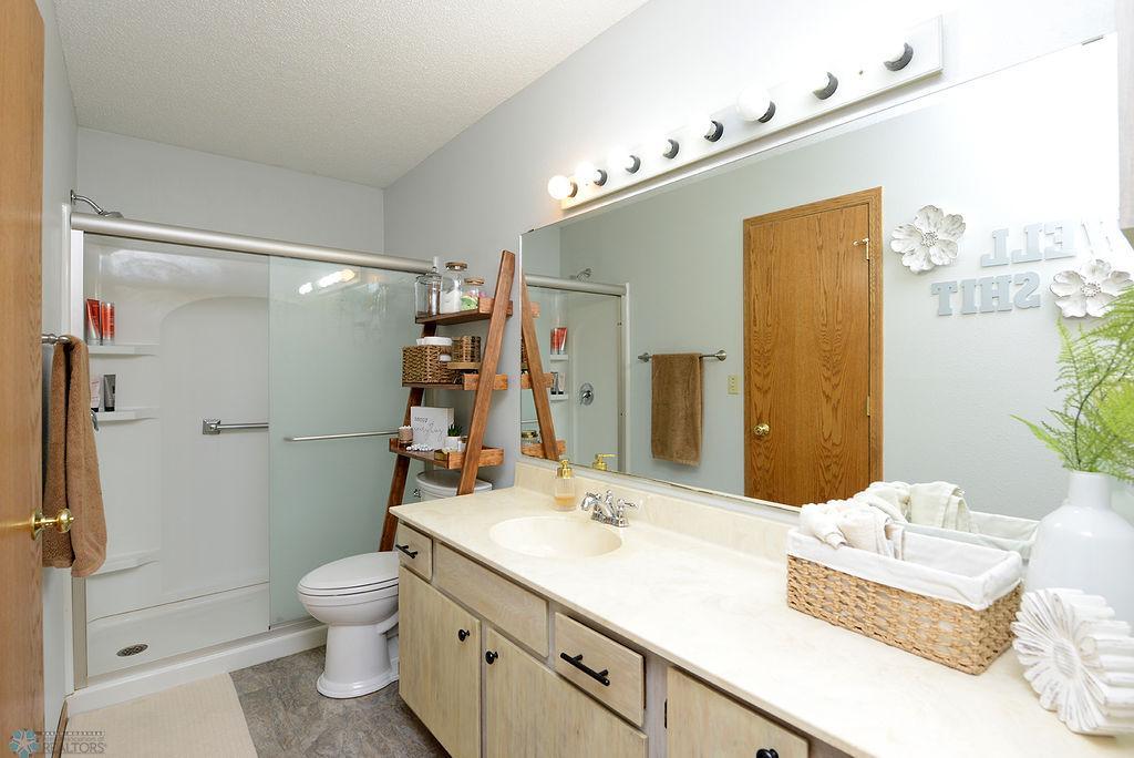 Spacious Hollywood Bath