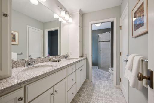Upper level full bath (separate tub/shower/toilet)