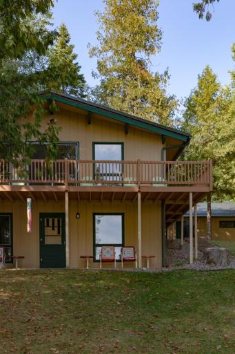 Charming Roof Cornice's & Lakeside Deck and Walkout