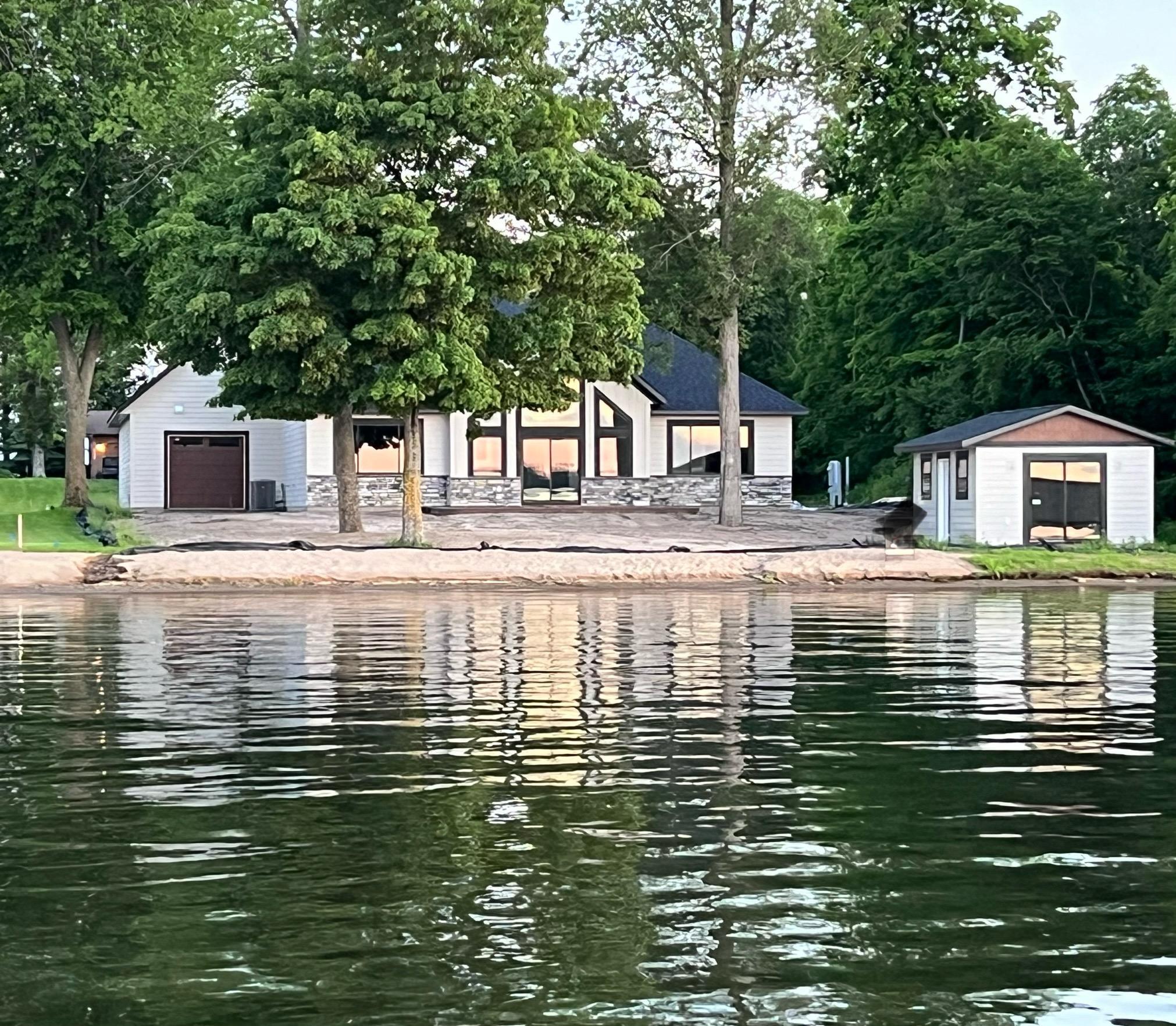 Gorgeous Lake Front!!